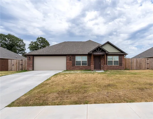 816 Brook St, Gentry, AR 72734