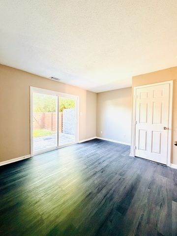 6 Almond Ct #3C, Savannah, GA 31408