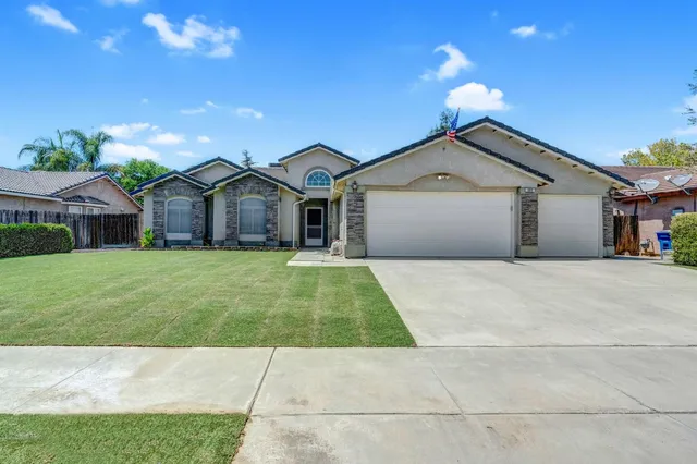 385 S  Thomas Ave, Kerman, CA 93630