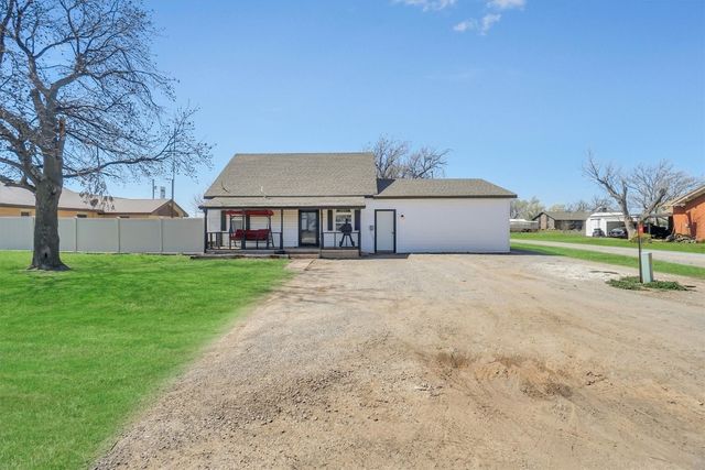 111 Grand Ave, Willow, OK 73673