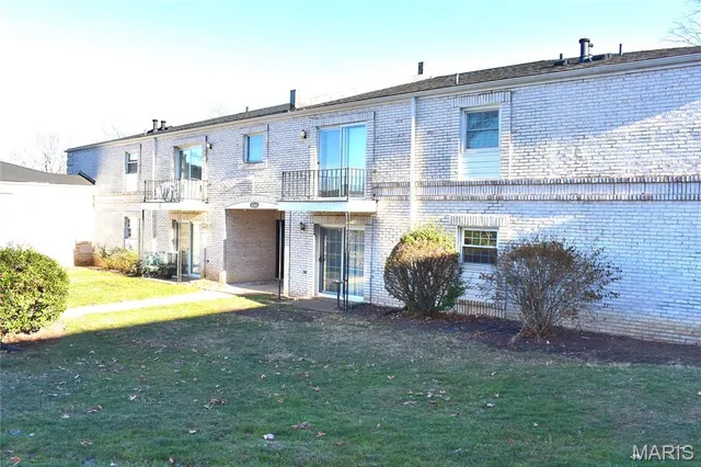 4366 Chateau De Ville Dr #E, Saint Louis, MO 63129