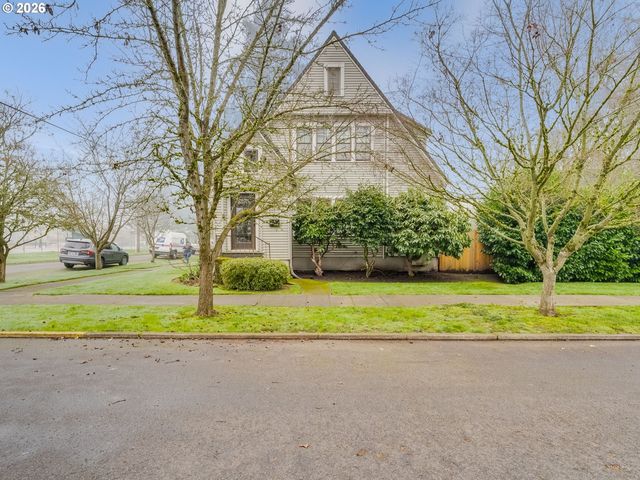 1036 NE Cowls St, McMinnville, OR 97128
