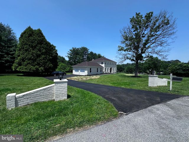 1054 Squires Dr, West Chester, PA 19382