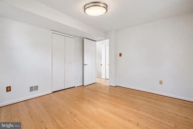 2 Lorre Ct, Rockville, MD 20852