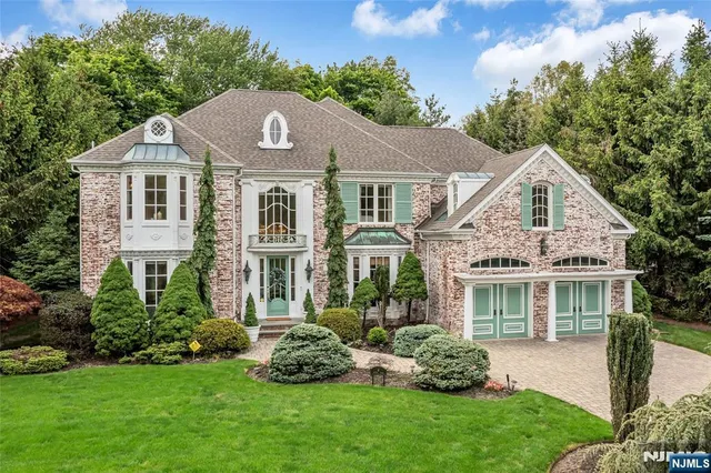 4 Hetzel Dr, Mahwah, NJ 07430