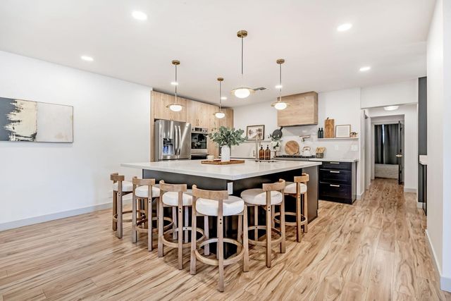 7018 N  13th St, Phoenix, AZ 85020