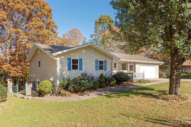 10 Canter Ct, Horse Shoe, NC 28742