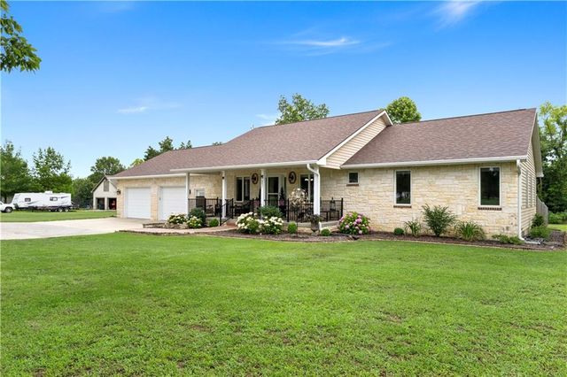 12590 E  Osage Nation Rd, Nevada, MO 64772