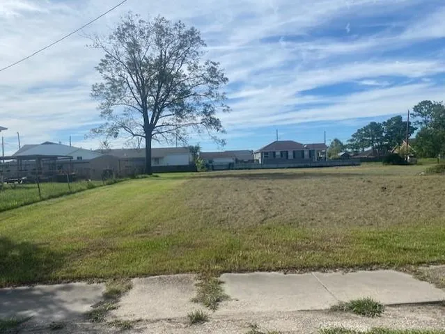 606 Chalmette Ave, Chalmette, LA 70043