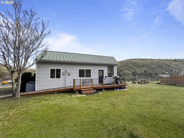 304 Elrod Pl, Maupin, OR 97037