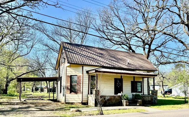 137 E  6th St, Waldron, AR 72958