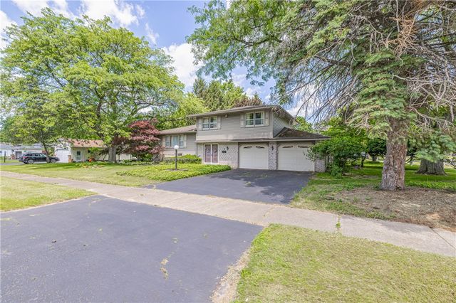 7 Rick Edge Cir, Rochester, NY 14609