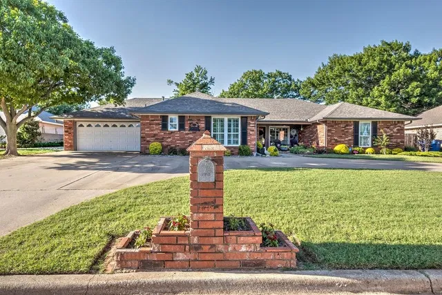2105 Crossgate Rd, Duncan, OK 73533