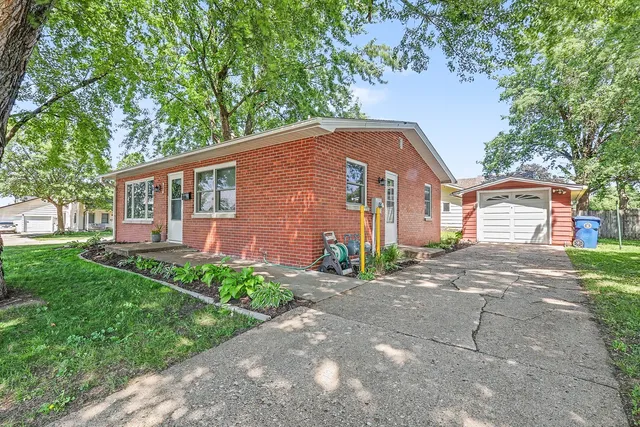 914 W  5th St, Pella, IA 50219