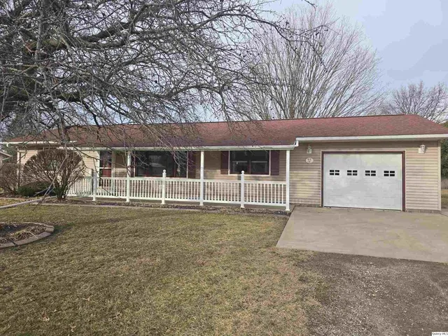 239 Rogers Rd, Carthage, IL 62321