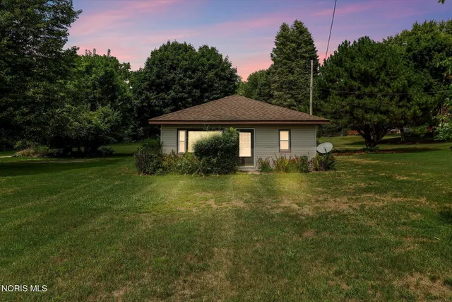 882 Sand Ridge Rd, Bowling Green, OH 43402
