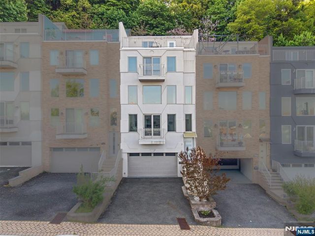 7 Oakdene Ter #7, Edgewater, NJ 07020