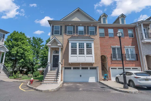 8 Creekside Ct, Secaucus, NJ 07094