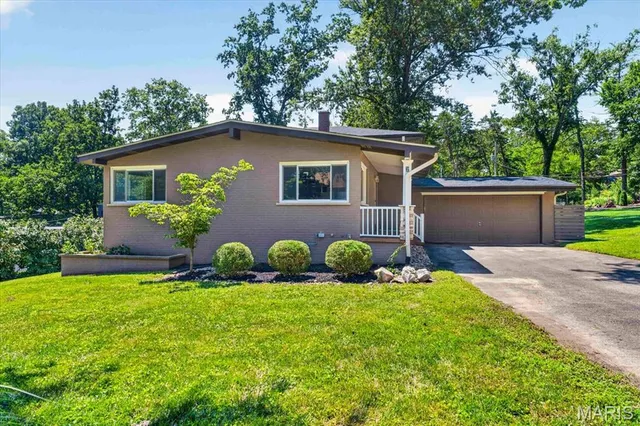 6 The Knolls Ln, Saint Louis, MO 63141
