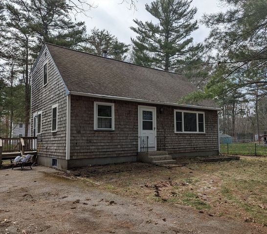 14 Forest St, Carver, MA 02330