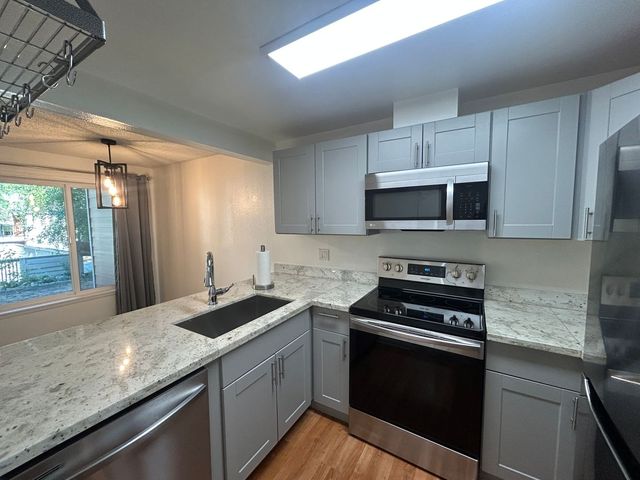 12612 NE 119th St #C6, Kirkland, WA 98034