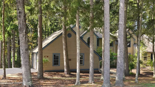2167 Oak Hill Dr, Canadensis, PA 18325