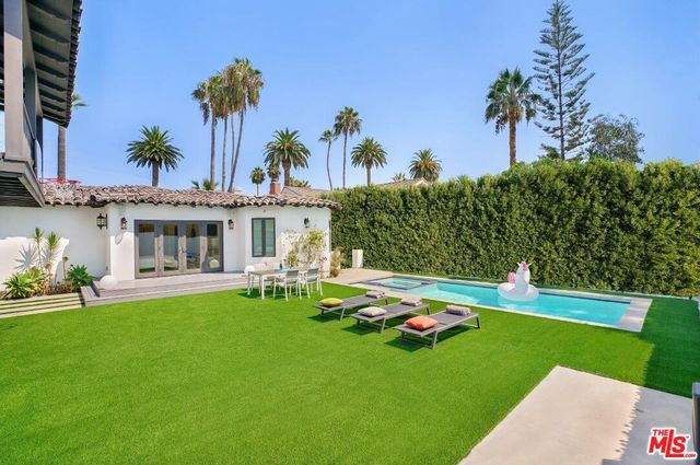 813 N  Doheny Dr, Beverly Hills, CA 90210