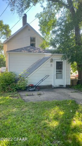 520 N  8th St, Grand Forks, ND 58203