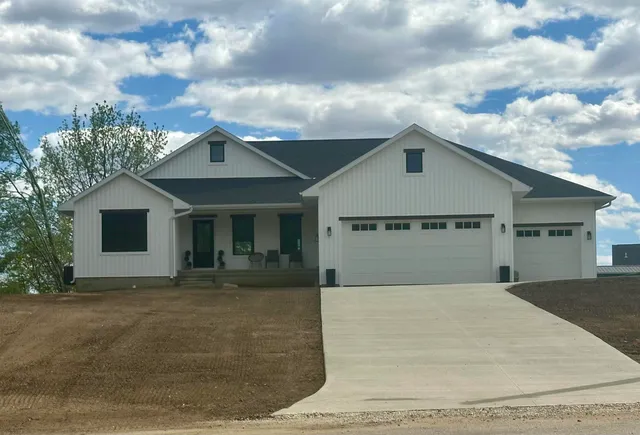 1938 Lovers Lane Blvd, Independence, IA 50644