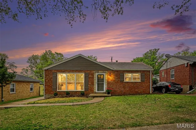 8034 Appleton Dr, Saint Louis, MO 63130