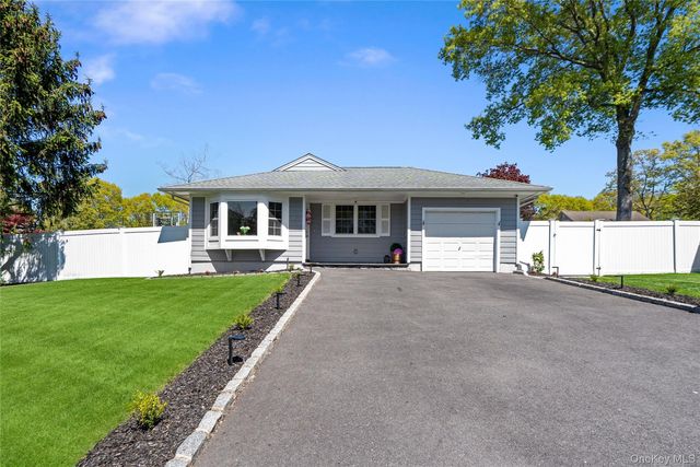 63 Orchard Street, Manorville, NY 11949