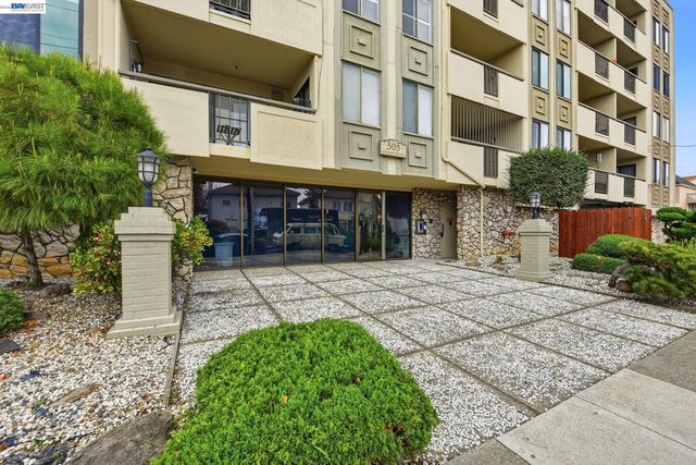 303 Adams St #301, Oakland, CA 94610
