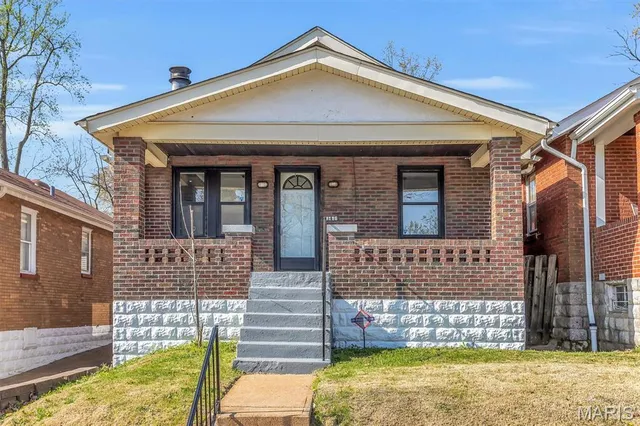 7116 Edison Ave, Saint Louis, MO 63121