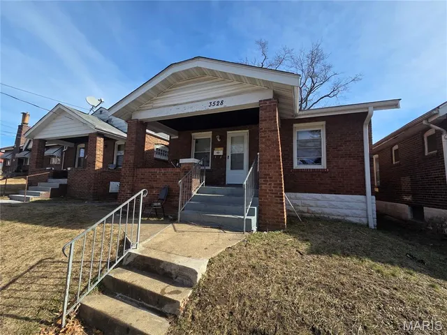 3528 Palace Ct, Saint Louis, MO 63135