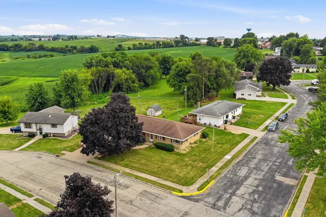 205 East Ave, Dickeyville, WI 53808