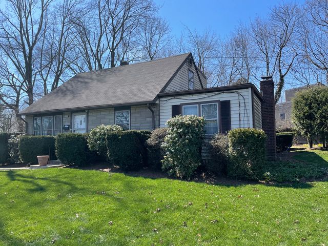 4 Old Barn Rd S, Stamford, CT 06905