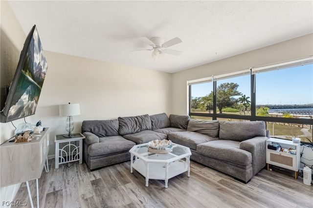 12498 Riverside Dr #205, Fort Myers, FL 33919