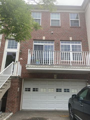 4 Surry Ct, Jersey City, NJ 07305