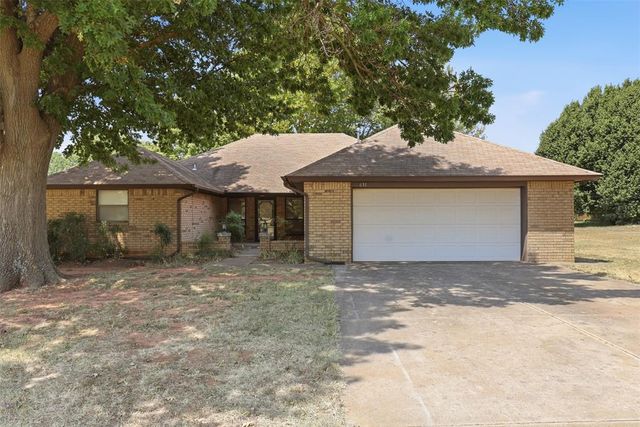 631 S  Lariat Dr, Mustang, OK 73064