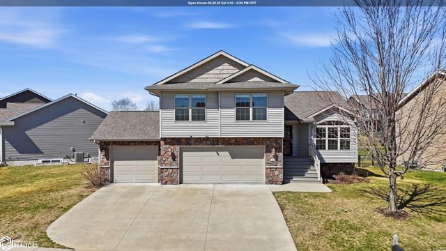 63 Colchester Dr, Iowa City, IA 52245