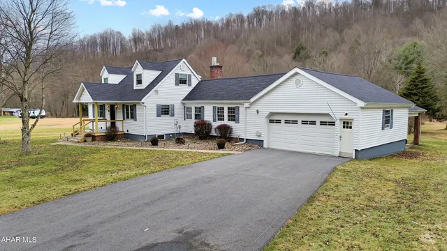 136 Twin Lakes Rd, Portage, PA 15946