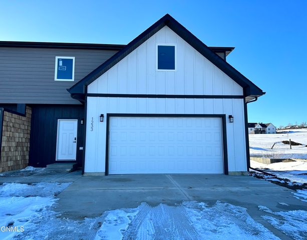 1233 9th St   SW, Watford City, ND 58854