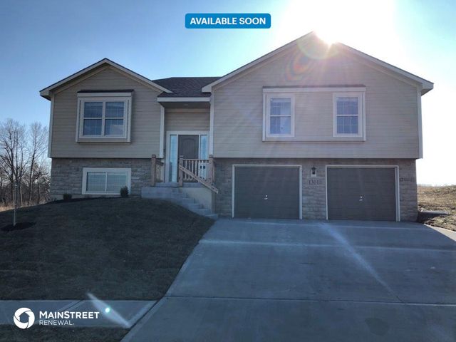 1301 NW High View Dr, Grain Valley, MO 64029