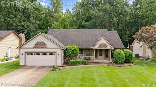 9523 Chaumont Dr, Commerce Township, MI 48382