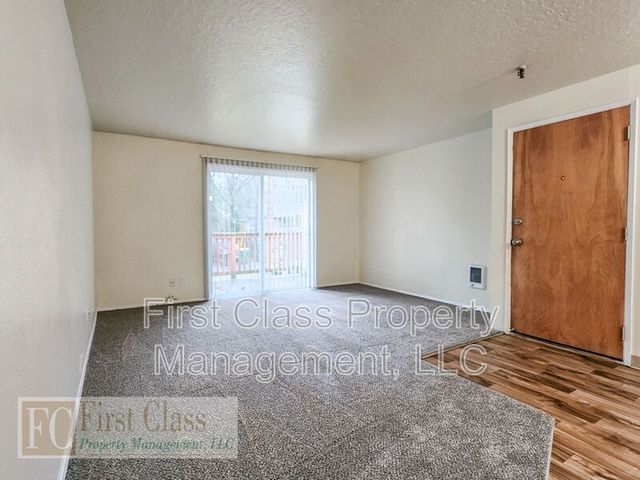 9555 SW Hall Blvd #4, Tigard, OR 97223