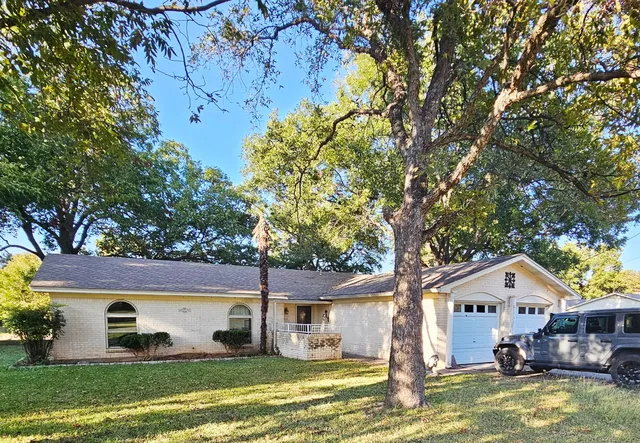 311 Casas Del Sur St, Granbury, TX 76049