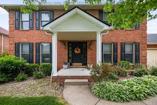 112 Willowood Cir, Hurricane, WV 25526