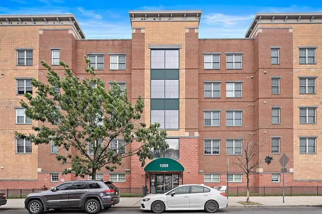 1209 Summit Ave #402, Jersey City, NJ 07307