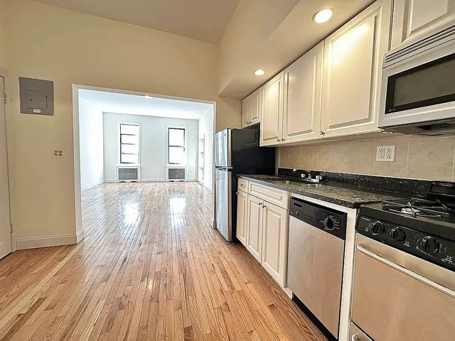 881 10th Ave #2S, New York, NY 10019