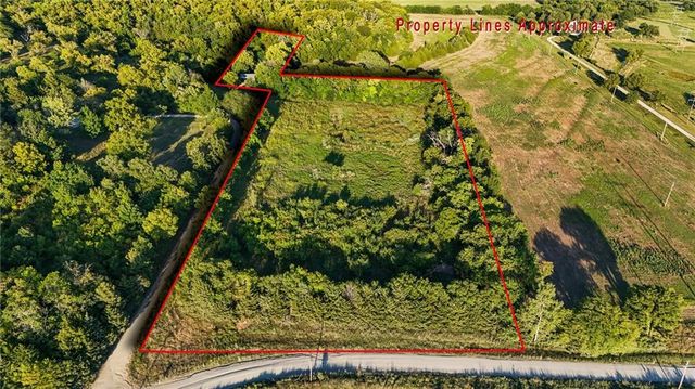E  1600th Rd, Lawrence, KS 66044